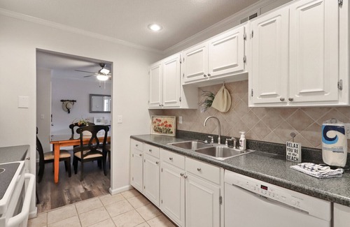Sea Pines Condo | Ideal 1 BR/BA Retreat in Harbour Town with Pool & Ocean View
