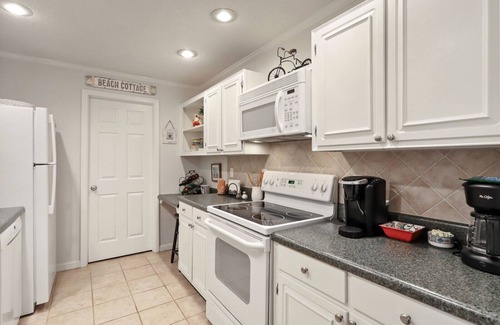 Sea Pines Condo | Ideal 1 BR/BA Retreat in Harbour Town with Pool & Ocean View