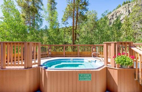 Keystone Apartment | Cozy Trappers Crossing Condo with Breakfast & Hot Tub