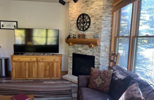 Keystone Apartment | Cozy Trappers Crossing Condo with Breakfast & Hot Tub