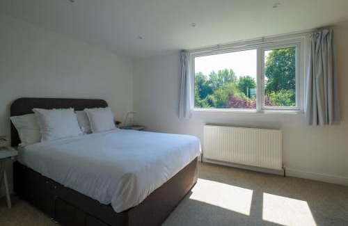 Cowes House | Welcoming 88 Baring Road: Perfect for Families and Pets