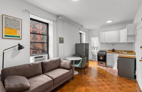 Upper East Side Apartment | Elegant 2BR Retreat on UES - Pet & Child Friendly Stay