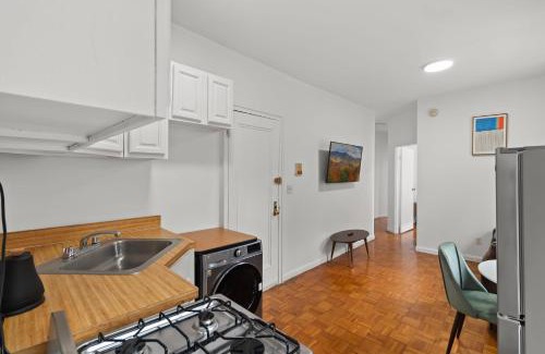 Upper East Side Apartment | Elegant 2BR Retreat on UES - Pet & Child Friendly Stay
