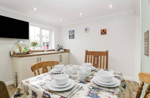 Burnham-on-Sea Cottage | Pet-Friendly Getaway with Garden at 8A Rosewood Avenue