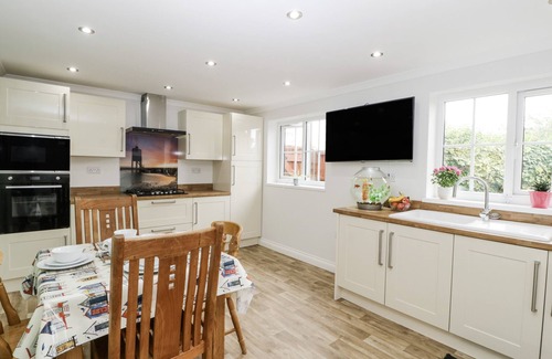 Burnham-on-Sea Cottage | Pet-Friendly Getaway with Garden at 8A Rosewood Avenue