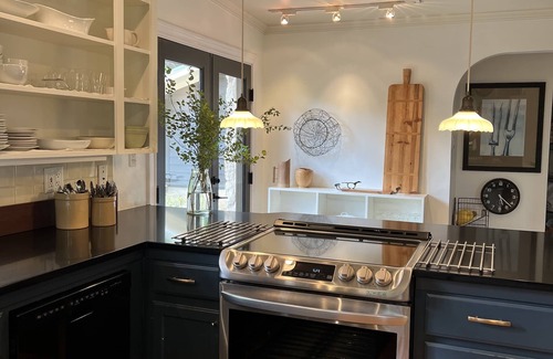 Weir House | Discover 8 Acres of Privacy and Beauty with Spa & Pool