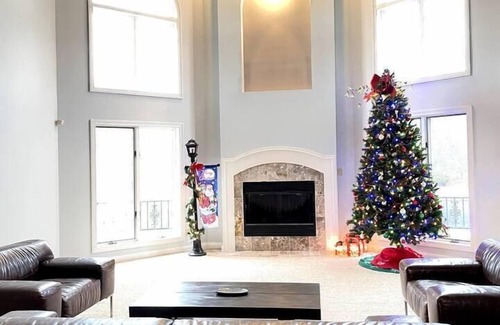 Sullivan House | 8BRD Paradise Home: Ideal Retreat for Events & Families