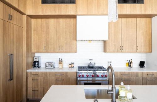 Big Sky House | Cozy 8C Jack Creek Cabin with Hot Tub near Moonlight Basin