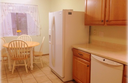 Los Alamos House | Pet-Friendly Townhouse with Patio in Los Alamos Downtown
