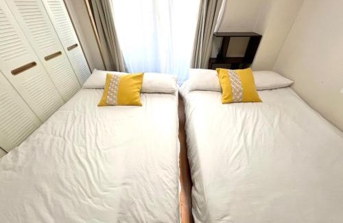 Naniwa Apartment | Convenient 8-Minute Stroll to Namba Station for Four
