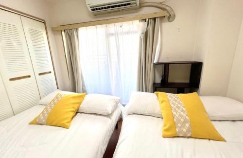 Naniwa Apartment | Convenient 8-Minute Stroll to Namba Station for Four