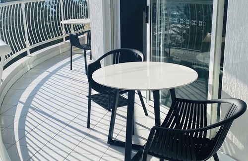 Burleigh Heads Apartment | Oceanfront 8th Floor Apartment with Pool & Scenic Views