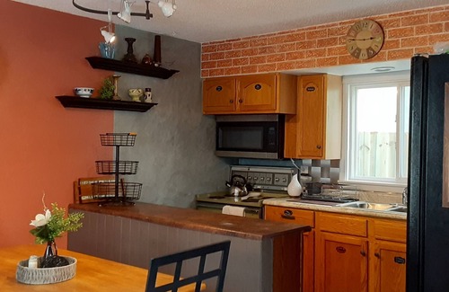 La Crosse House | Unbeatable 8th Street Blues! Family-Friendly Retreat Near Downtown