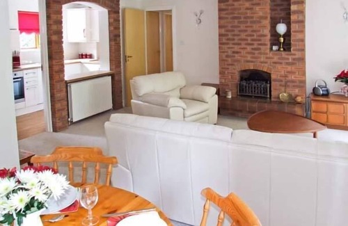 City Centre Cottage | Family-Friendly Stay at 9 Bancroft Place, Stratford-Upon-Avon