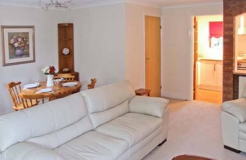 City Centre Cottage | Family-Friendly Stay at 9 Bancroft Place, Stratford-Upon-Avon