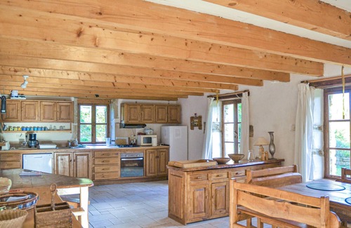 Gigny House | Spacious 9-Bedroom Retreat with Private Pool in Gigny