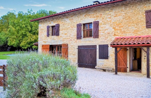 Gigny House | Spacious 9-Bedroom Retreat with Private Pool in Gigny