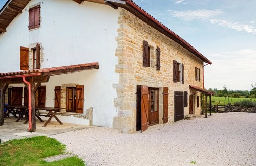 Gigny House | Spacious 9-Bedroom Retreat with Private Pool in Gigny