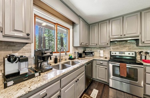 Tahoe Paradise Cabin | Family Haven: Hot Tub, Dog-Friendly Near Scenic Lake