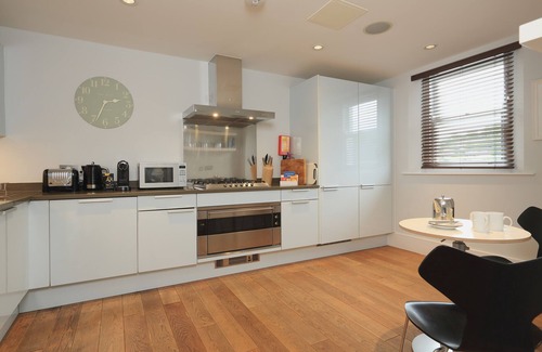 Dartmouth Apartment | Discover 9 Dart Marina: Family-Friendly Stay with Breakfast