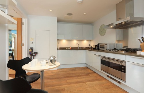 Dartmouth Apartment | Discover 9 Dart Marina: Family-Friendly Stay with Breakfast