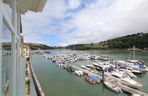 Dartmouth Apartment | Discover 9 Dart Marina: Family-Friendly Stay with Breakfast