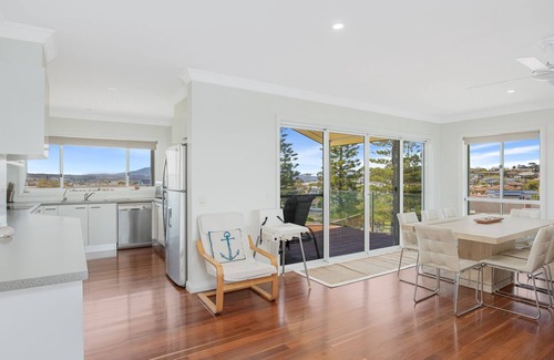 Bermagui House | 9 Dickinson Avenue: Breathtaking Ocean and Mountain Views