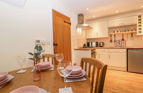Watchet Cottage | Pet-Friendly 9 Malthouse Court: Character by the Sea