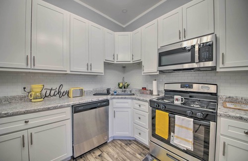 St. Louis House | Vibrant St Louis Home with Spa & Kitchen Near Downtown