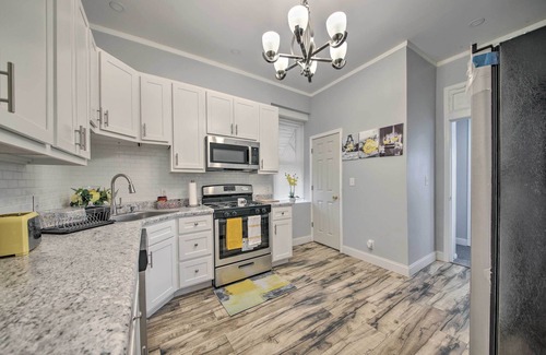 St. Louis House | Vibrant St Louis Home with Spa & Kitchen Near Downtown