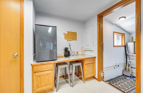 George Cottage | 9 Mi to The Gorge: Updated Retreat w/Yard!