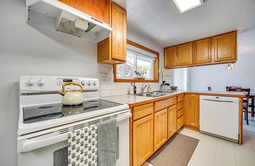 George Cottage | 9 Mi to The Gorge: Updated Retreat w/Yard!