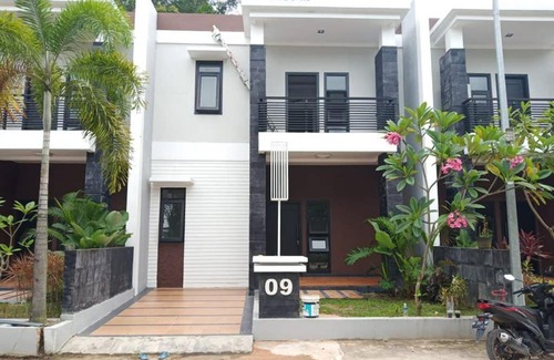 Lubuk Baja House | Convenient 4BR Retreat Near NagoyaHill - Family-Friendly Stay
