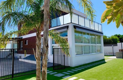 Puerto Marino Villa | Exceptional 9 Moderna Villa Independiente with Jacuzzi