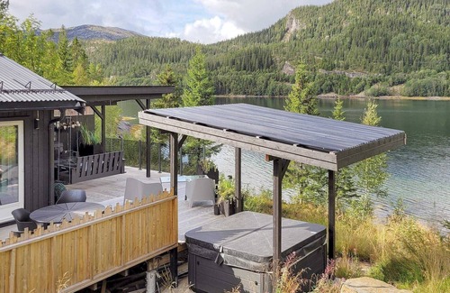 Foldereid House | Perfect 9-Person Holiday Home with Oceanfront Views
