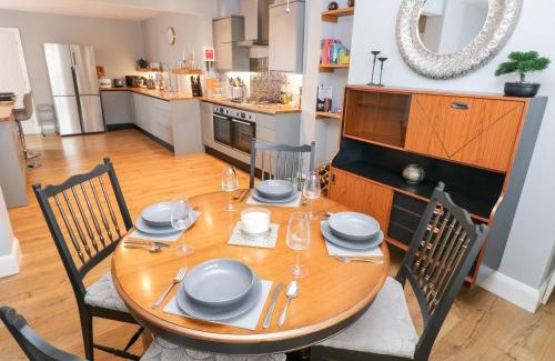 Roch House | Pet-Friendly Retreat at 9 Pilgrims Way - Rated 9.7/10