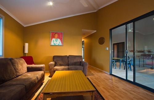 Exmouth House | Cozy Pet-Friendly Holiday Home at 9 Skipjack Circle