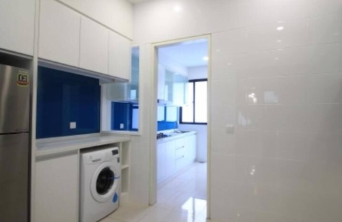 Seri Kembangan Apartment | Explore Tropical Evilla Executive Suite with Pool Access