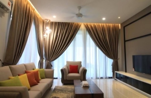 Seri Kembangan Apartment | Explore Tropical Evilla Executive Suite with Pool Access
