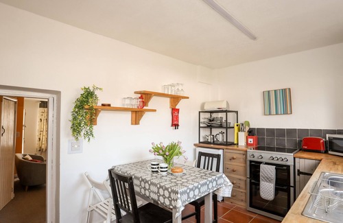 Gallt Y Foel Cottage | Cozy 9 TY DU ROAD: Pet-Friendly Retreat with Open Fire