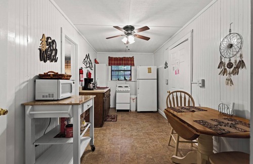 Wiley Apartment | #9 Waterfall Retreat-King/Full Suite-Fire Pit-Riverfront-Rockers- No Pets