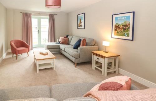 Burford House | Family-Friendly Retreat at 9 Windrush Heights - Rated 9.8