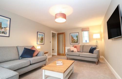 Burford House | Family-Friendly Retreat at 9 Windrush Heights - Rated 9.8
