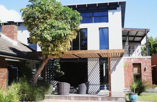 Tokai House | Inviting 9 Windsor House: Oceanfront Bliss with Pool Access