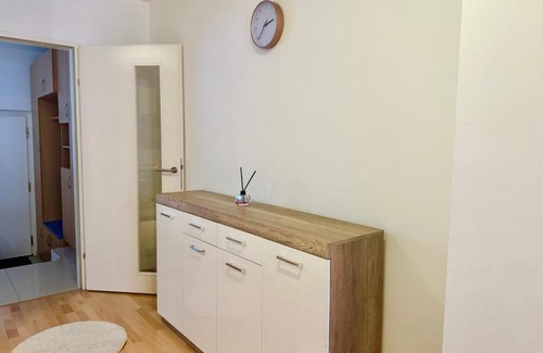 Kaisermuhlen Apartment | 90 m2 Donau City Maisonette with Free Parking