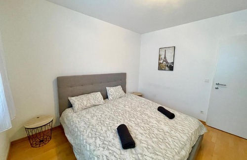 Kaisermuhlen Apartment | 90 m2 Donau City Maisonette with Free Parking