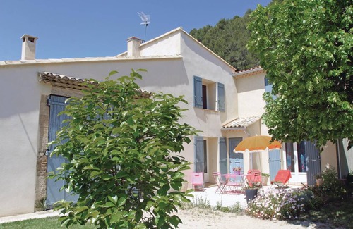 Merindol House | Comfortable 2-Bedroom Retreat with Pool for Families