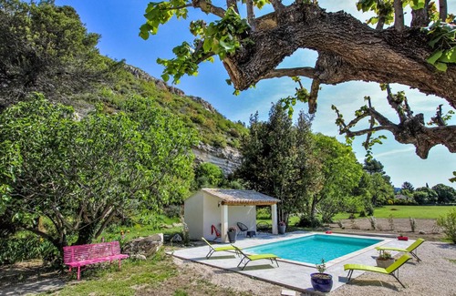 Merindol House | Comfortable 2-Bedroom Retreat with Pool for Families