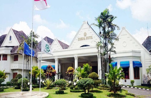Wonosobo Resort | Spacious 2-Bedroom Resort with Pool & Dining Options