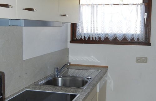 Damp House | Family-Friendly Retreat Just 900m from the Beach